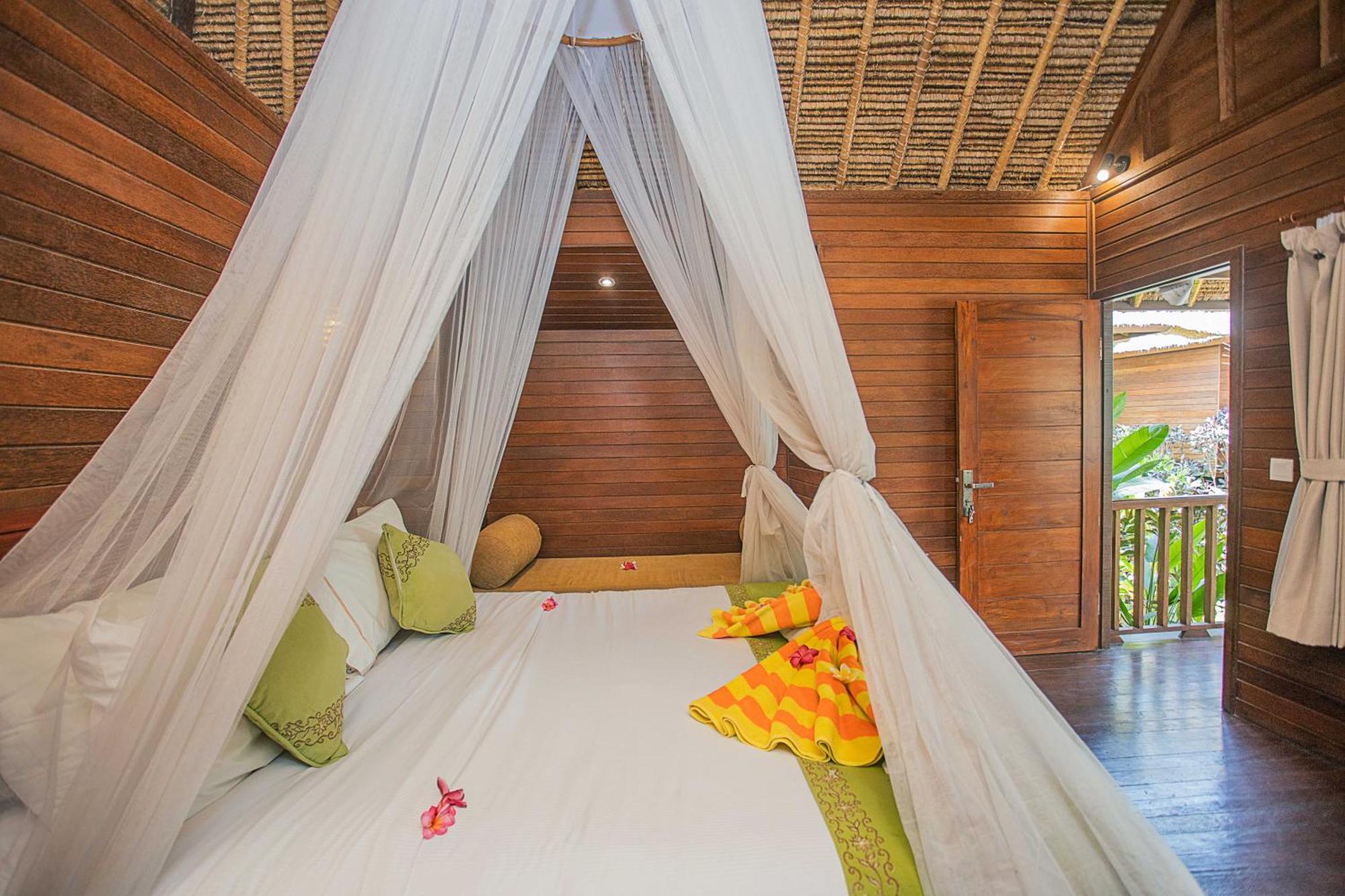 Отель Lembongan Mantra Huts Экстерьер фото